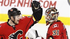 Matt Stajan (vlevo) a jeho branká Chad Johnson slaví výhru Calgary.