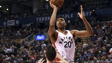 Bruno Caboclo (20) z Toronta najídí do Ryana Kellyho z Atlanty.