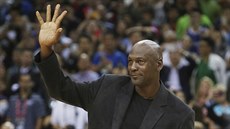 Michael Jordan zdraví fanouky svého klubu Charlotte Hornets.