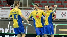 Švédští florbalisté slaví gól do české sítě na mistrovství světa.