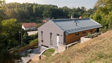 Pozemek má celkové p�evý�ení p�es 13 metr�. Architekt umístil d�m po vrstevnici.