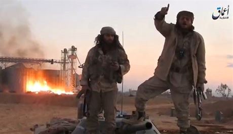 Bojovníci IS nedaleko syrské Palmýry. Snímek z videa zveejnného agenturou...