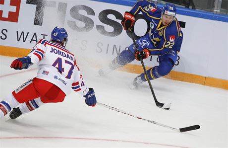 eský obránce Michal Jordán napadá védského útoníka Alexandera Bergströma.