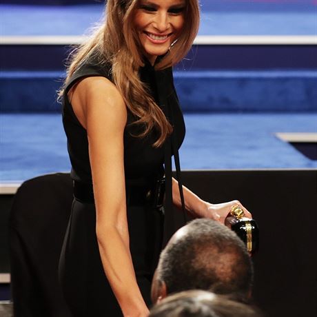 Melania Trumpov na tet prezidentsk debat v overalu s mal u krku od...