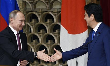 Ruský prezident Vladimir Putin (vlevo) a japonský premiér inzó Abe pi setkání...