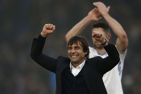 JEDENCT. Italsk trenr Chelsea Antonio Conte slav po zpase s Crystal Palace...