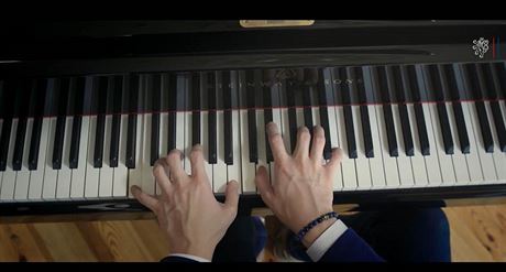 Pianista ve videoklipu hraje na nástroj z dílny Steinway.