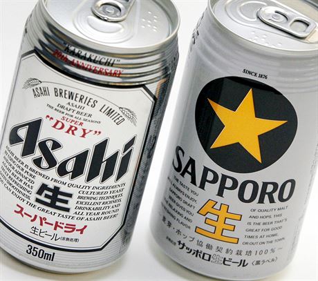 Japonské pivo Asahi a jeho tamní nejvtí rival Sapporo.