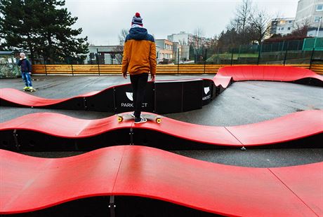 Lidé na pumptrackové dráze na sídliti Modany, její vznik inicioval Matyá...