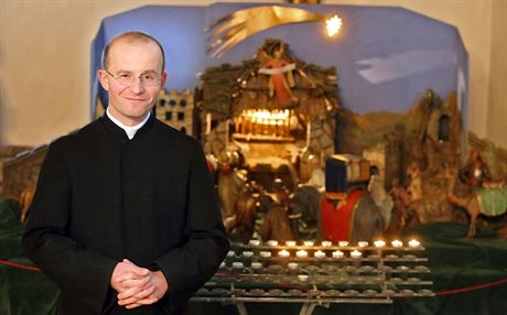 Farní viká Richard Polák ped betlémem - symbolem Vánoc - v chebském kostele...