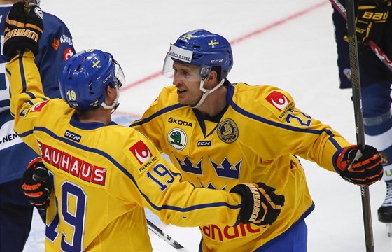Švédští hokejisté Patrik Zackrisson (vlevo) a Alexander Bergström slaví branku.