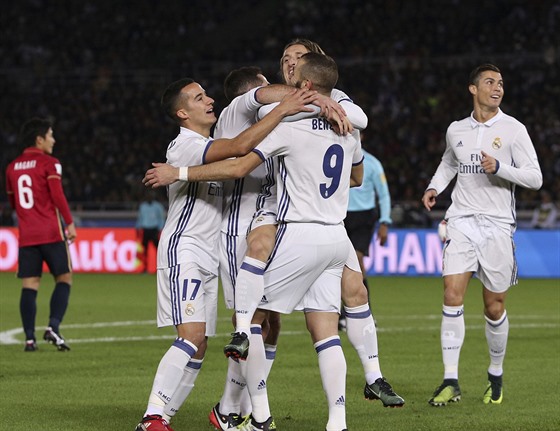 Fotbalisté Realu Madrid slaví gól ve finále MS klub.