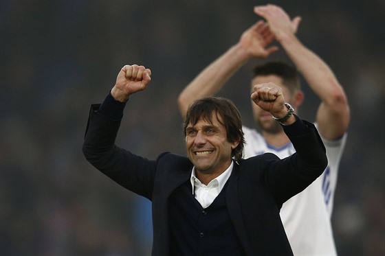 JEDENÁCT. Italský trenér Chelsea Antonio Conte slaví po zápase s Crystal Palace...