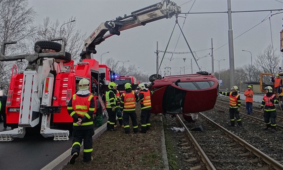 Hasii odstraují automobil, který v Ostrav skonil v tramvajovém kolejiti....