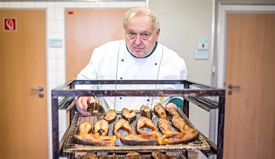 Eduard Levý dlá nejradji kapra na pírodní zpsob se zeleninou.