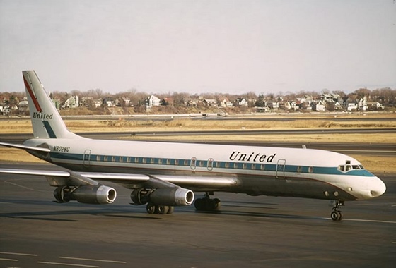 Douglas DC-8 společnosti United Airlines, linky 826.