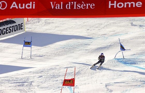Alexis Pinturault míí do cíle obího slalomu ve Val d'Isere.