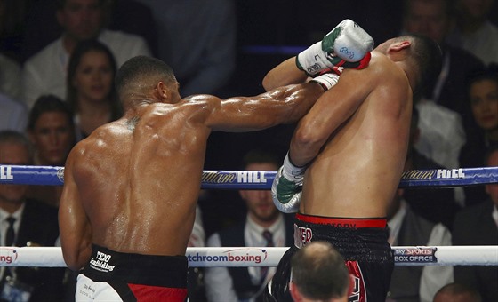 Britský boxer Anthony Joshua (vlevo) v souboji  o titul profesionálního mistra...