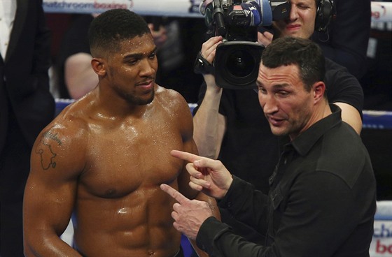 Kdy britský boxer Anthony Joshua obhájil titul profesionálního mistra svta tké váhy organizace IBF, na zápase nechybl Vladimir Kliko. Te se ob hvzdy stetnou ve Wembley. 