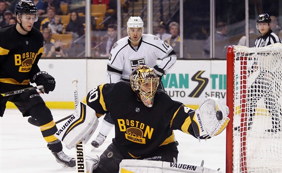 Branká Bostonu Tuukka Rask zasahuje v utkání proti Los Angeles.