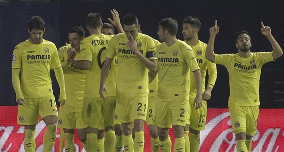 Fotbalisté Villarrealu se radují z jednoho ze svých tí gól v duelu s...