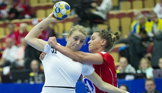eská házenkáka Markéta Jeábková (vlevo) v zápase s Norskem.