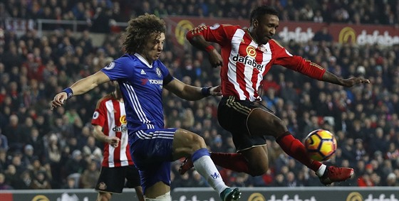 Jermain Defoe (vpravo) ze Sunderlandu v souboji s Davidem Luizem z Chelsea.