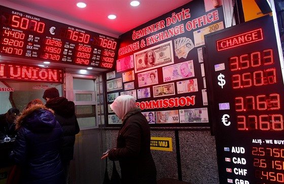 V tureckých smnárnách se tvoí dlouhé fronty, lidé si smují schované dolary...