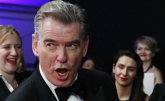 Pierce Brosnan si pijel na udílení Evropských filmových cen pro estnou trofej...