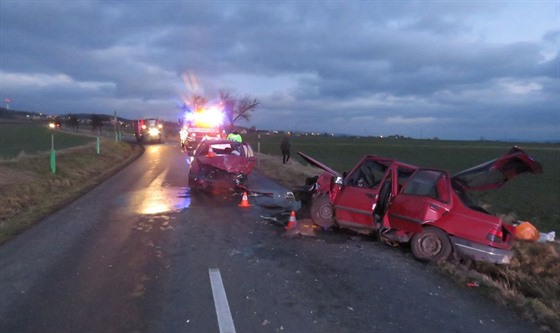 Při čelní srážce dvou aut na Přerovsku byli vážně zraněni dva řidiči a dvě...