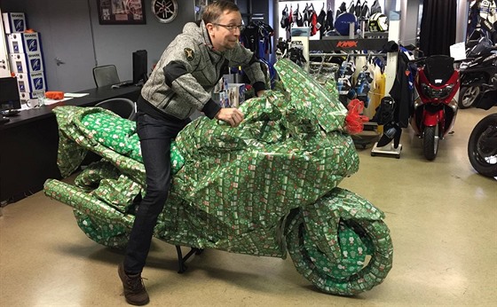 Pináíme tipy na vánoní dárky pro zapálené motorkáe. Je z eho vybírat.