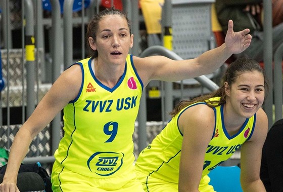 Laia Palauová obas ídí hru USK Praha i z laviky.