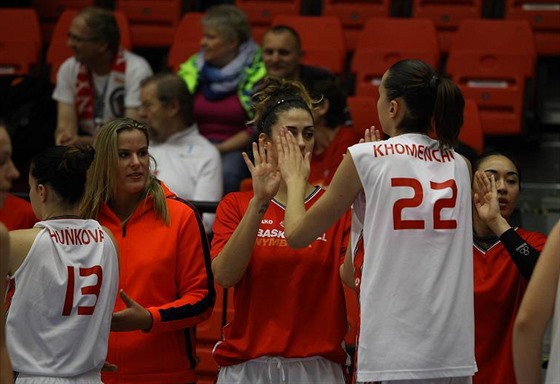 Nymburské basketbalistky nastupují u utkání. Do hry jsou Alena Huková i...