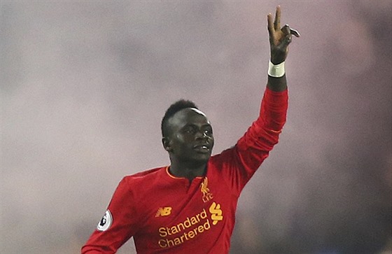 Sadio Mané z Liverpoolu slaví gól proti Evertonu.