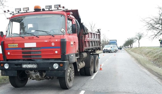 Nákladní vz ve Smidarech na Hradecku pi pedjídní srazil seniorku na kole...