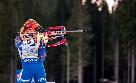 STOJKA. Gabriela Koukalov pi stelb ve tafet v Pokljuce