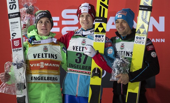 Rakouský skokan na lyích Michael Hayböck (uprosted) ovládl závod v...