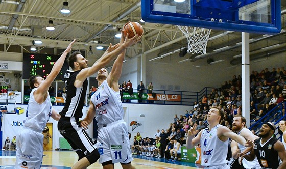 Nymburský basketbalista Vojtch Hruban míí na ko, brání ho Luká Palyza z...