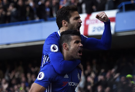 Útoník Chelsea Diego Costa oslavuje se spoluhráem Cescem Fabregasem trefu do...