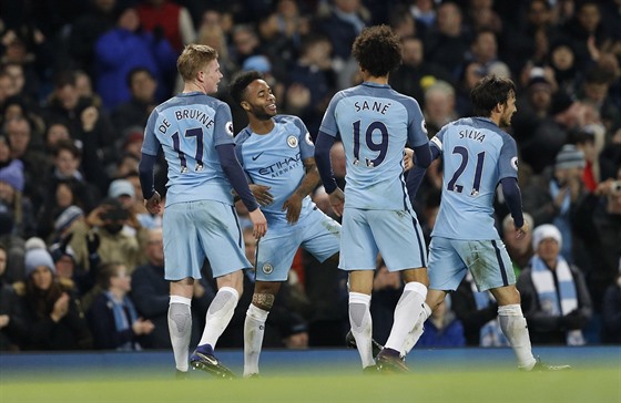 Fotbalisté Manchesteru City oslavují gól Raheema Sterlinga (uprosted) v zápase...