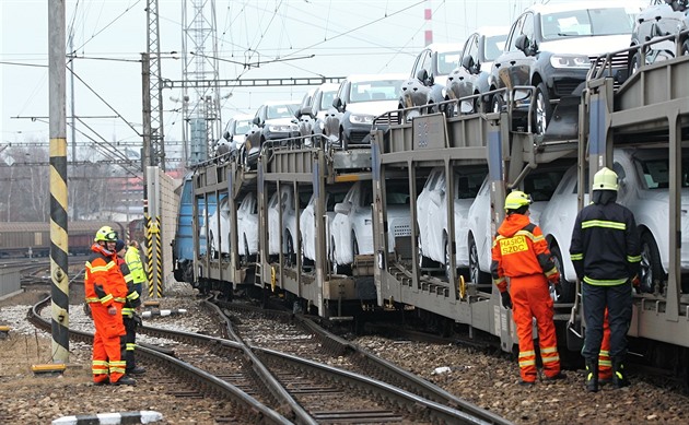 Na okraji Havlíkova Brodu vykolejil nákladní vlak peváející automobily (16....