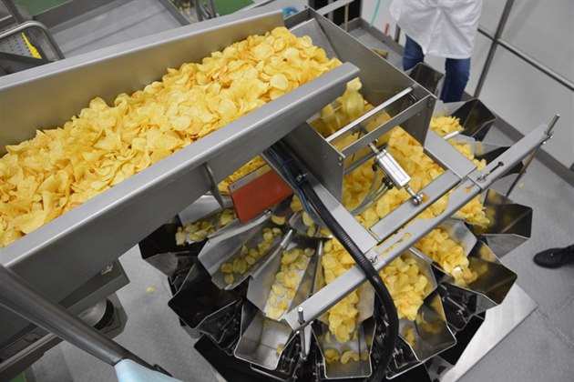 Fotogalerie: Šest až sedm týdnů zaváží továrnu jeden dodavatel brambor.  Když přijede jeho...