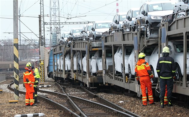 Na okraji Havlíkova Brodu vykolejil nákladní vlak peváející automobily (16....