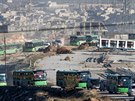 Zelené autobusy odváejí obyvatele povstaleckých tvrtí Aleppa do provincie...