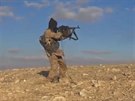 Bojovník IS nedaleko syrské Palmýry. Snímek z videa zveejnného agenturou Amak...