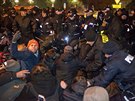 Demonstranti ve Varav se pokusili zablokovat cestu k Sejmu (17. prosince 2016)