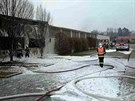Poár papírny ve idlochovicích likvidovalo osmdesát hasi (18. prosince 2016).