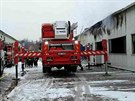 Požár papírny ve Židlochovicích likvidovalo osmdesát hasičů (18. prosince 2016).