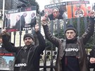 Dvacítka stoupenc skupiny Kaputin demonstrovala u ruské ambasády v Praze proti...