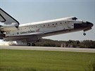STS-95, přistání raketoplánu Discovery, na palubě je také John Glenn.